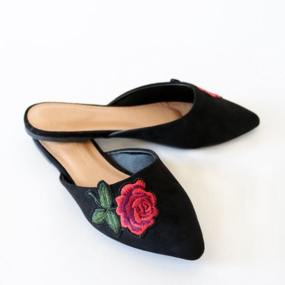 Wild Diva Shoes - pippa-257 black suede flower patch mule slipper
